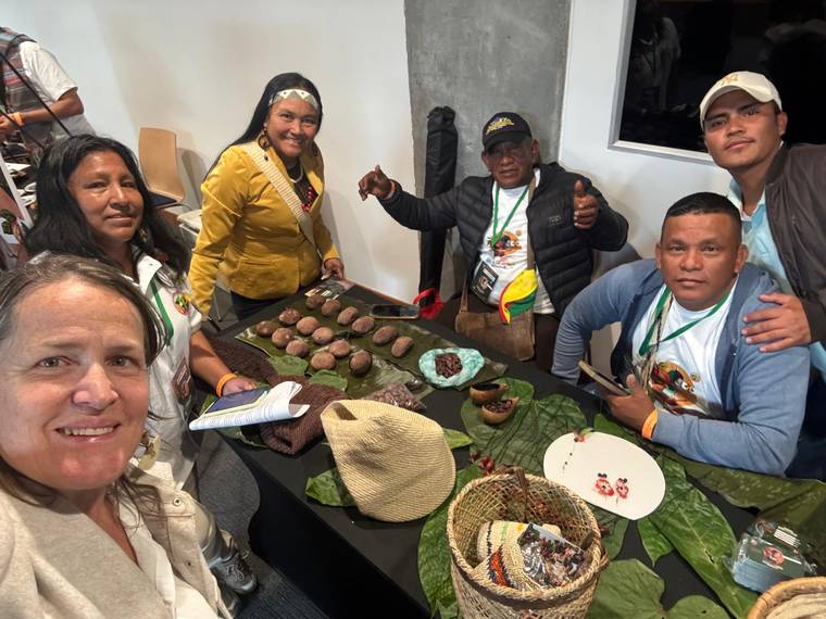 Sheila Gruner y Clemencia Herrera, del IPTP, con productores de la Red de Cacaoteros Indígenas del Resguardo Nazareth, Amazonas.