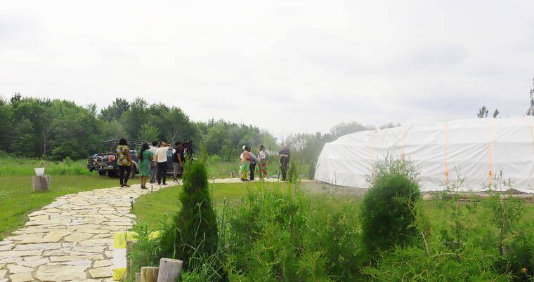 Ceremonia de apertura en la Teaching Lodge de Shingwauk Kinomaage Gamig.