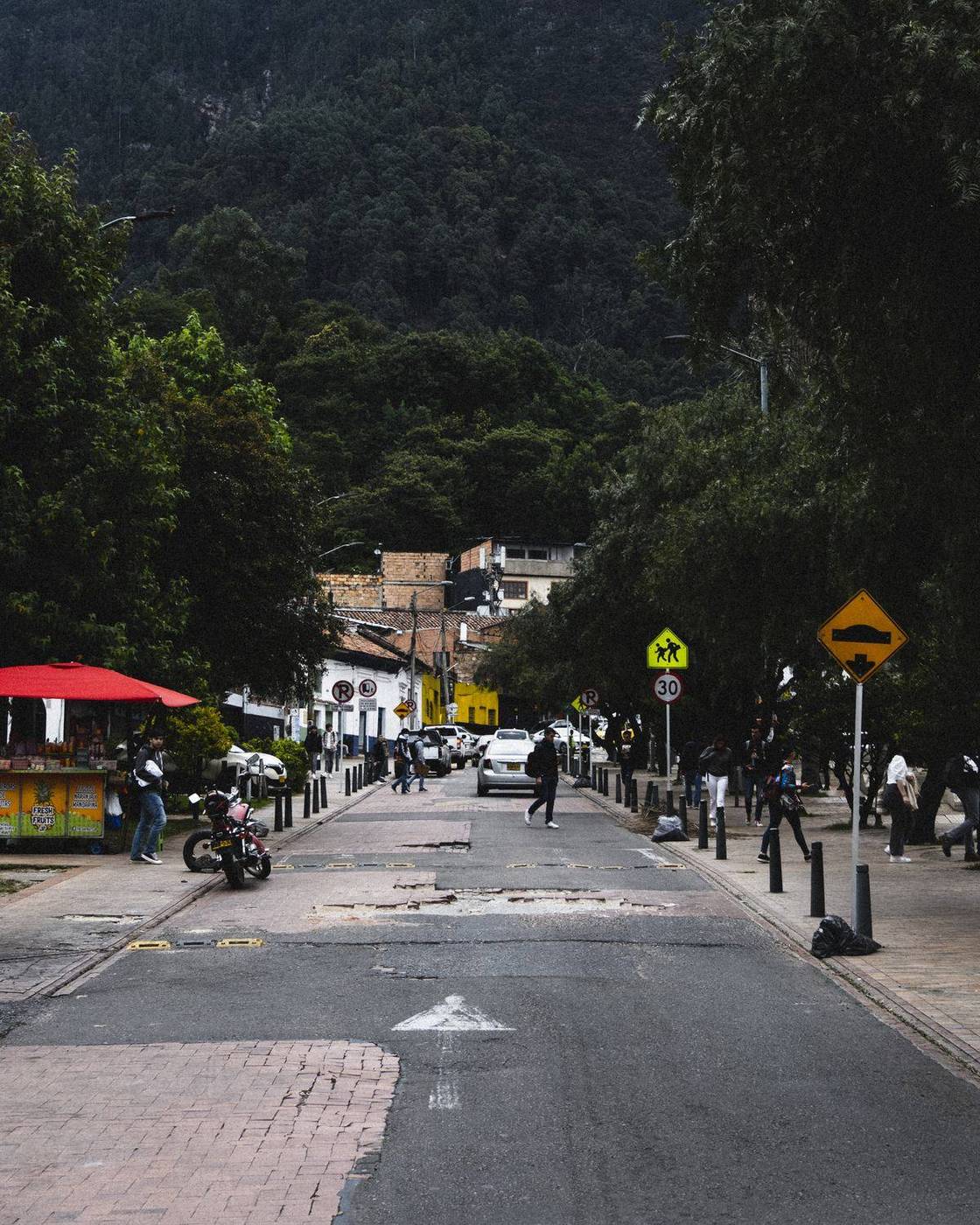 Autoridades y mayores en encuentro del Instituto en Colombia.
