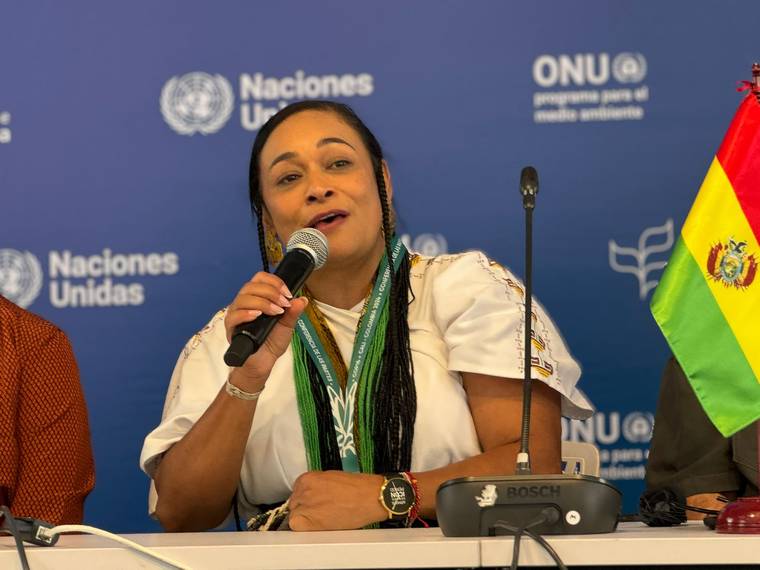 Elizabeth García interviene en una mesa de trabajo durante la COP16 en Cali.