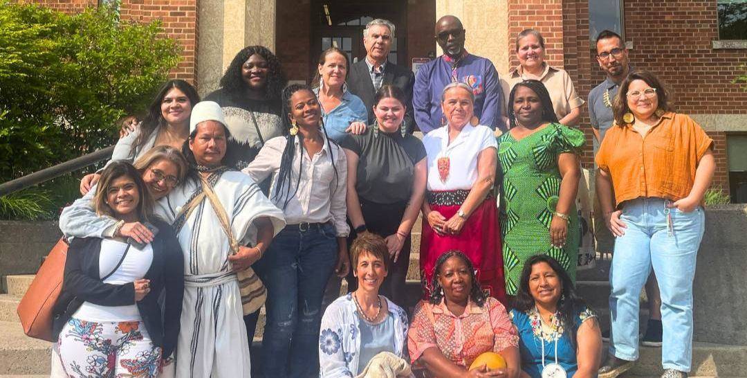Foto grupal de la delegación de junio de 2024 en las escalinatas de la Shingwauk Residential School.