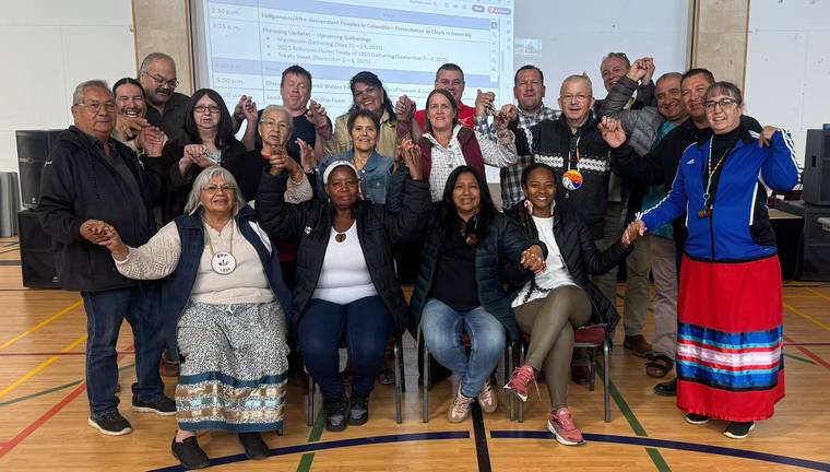 El equipo del IPTP en la Asamblea de Líderes del Robinson Huron Treaty, Norte de Ontario.