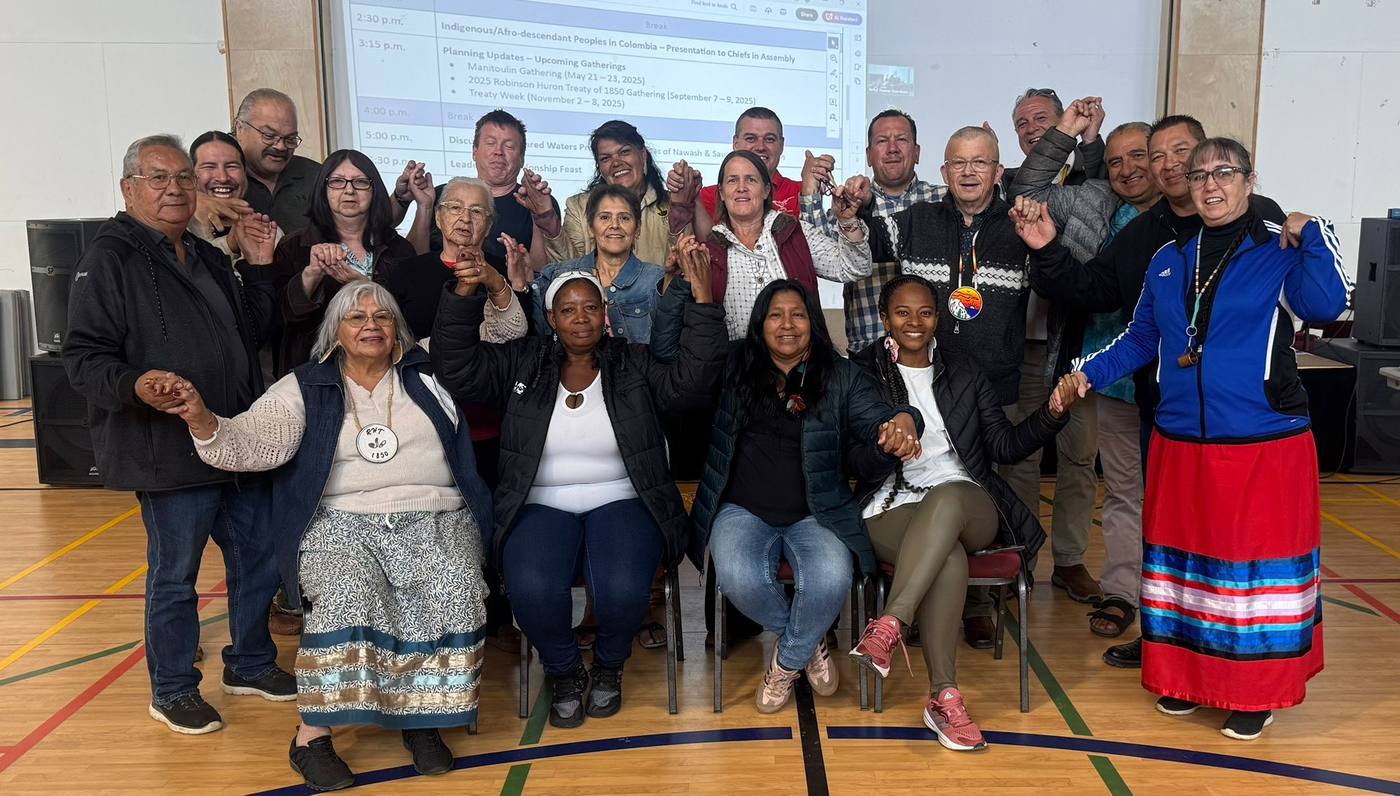 El equipo del IPTP en la Asamblea de Líderes del Robinson Huron Treaty, Norte de Ontario.