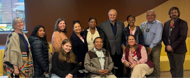 Delegación del programa de Educación Decolonial y Propia en Algoma University, con autoridades y docentes de Colombia y del Norte de Ontario.