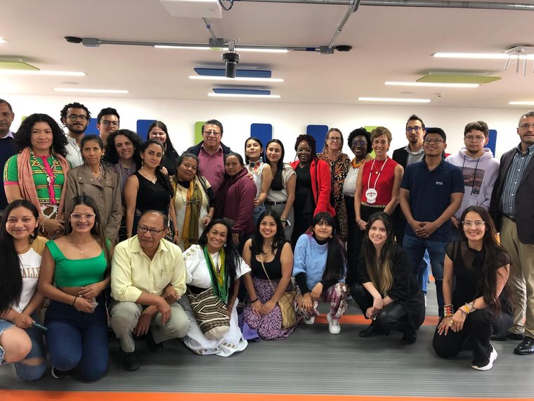 En el marco del acuerdo tripartito (UniAlgoma-UniRosario-IPTP), una delegación interétnica canadiense visita el aula de la tesis interétnica de la doctora Ángela Santamaría.