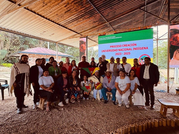 Equipo de consultores de la UNIC con miembros de la comunidad durante una sesión de retroalimentación comunitaria organizada por la Universidad Nacional Indígena de Colombia (UNIC)