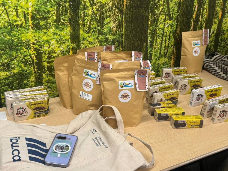 Productos de las economías propias en la feria de Toronto: cacao y café del Norte del Cauca y mochilas arhuacas.