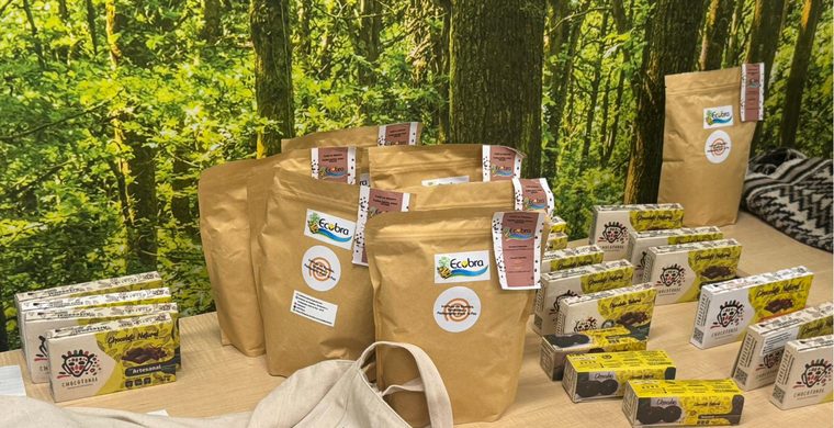 Productos de las economías propias en la feria de Toronto: cacao y café del Norte del Cauca y mochilas arhuacas.