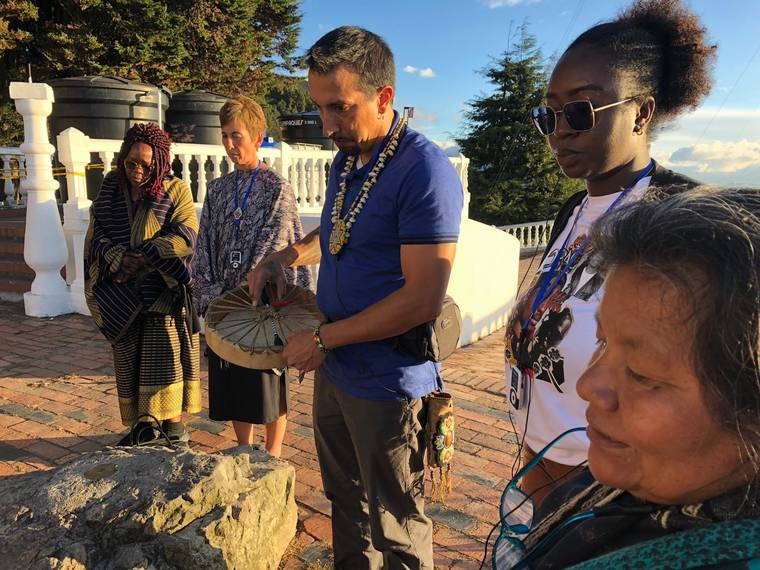 El líder y músico tradicional anishinaabe Joel Syrette en el cerro de Guayachía, durante su visita a Bogotá para el curso de Educación Decolonial del IPTP.