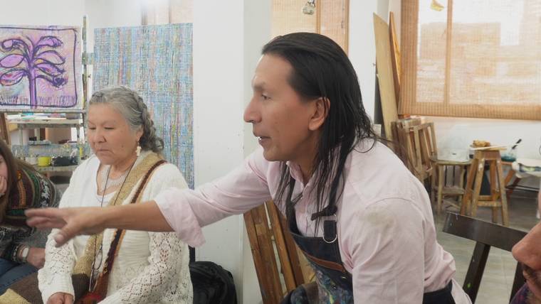 El artista inga Kindi Llajtu muestra sus obras a la delegación de Algoma University y a los Mayores Anishinaabe, en Bogotá.