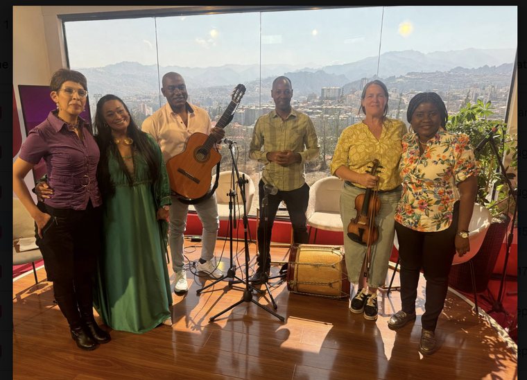 Durante su gira en Bolivia, el grupo se presentó en el programa radial de Radio Bolivia + con la embajadora de Colombia para Bolivia en el momento, Elizabeth García
