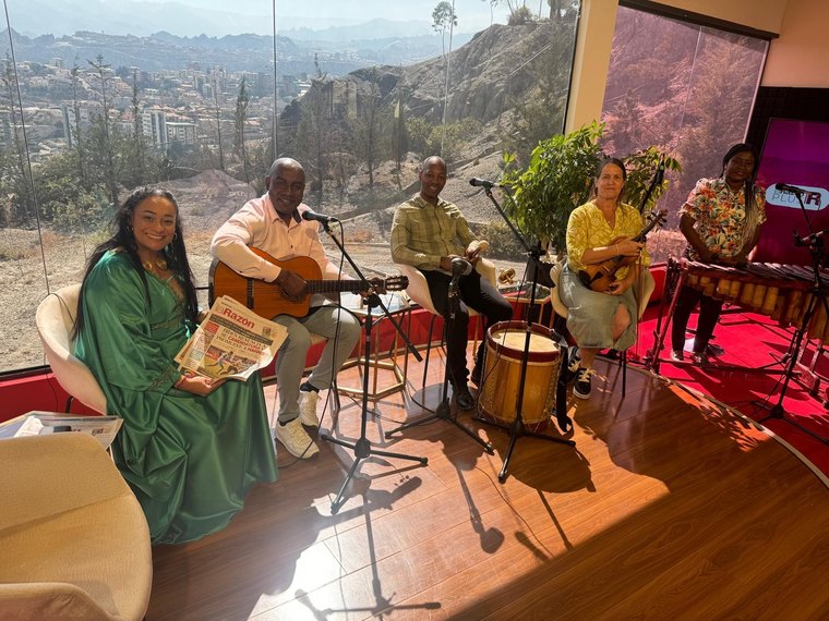 Durante su gira en Bolivia, el grupo se presentó en el programa radial de Radio Bolivia + con la embajadora de Colombia para Bolivia en el momento, Elizabeth García