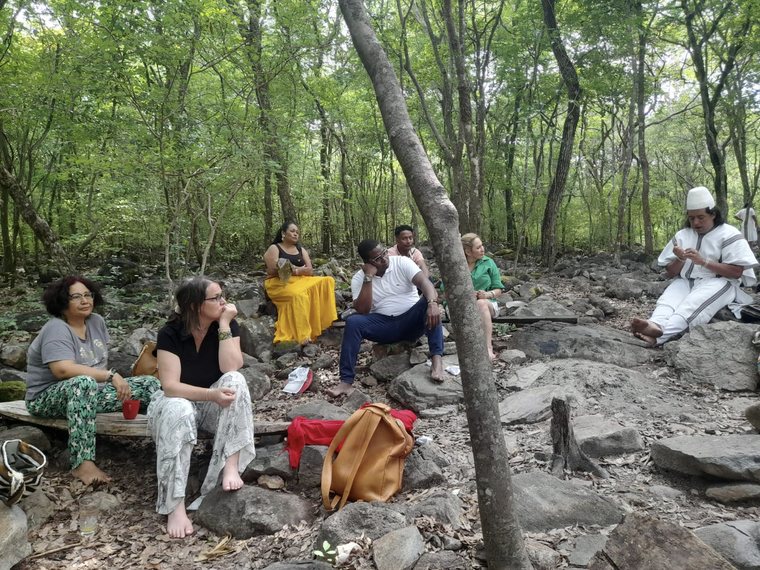 Se reunieron en el sitio sagrado Jimaín (izq a der): Yusmidia Solano (UNAL Sede de La Paz, Cesar); Sheila Gruner (IPTP); Daniel Garcés (ex embajador de Ghana); Ingrid
