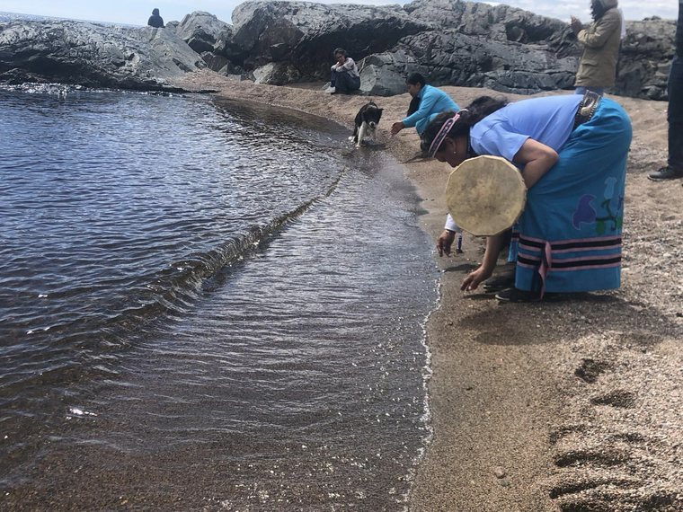 De acuerdo a las enseñanzas, el cuidado del agua es una responsabilidad sagrada de las mujeres Anishnaabes. Mujeres de la Comisión Étnica para la Paz y la Defensa de los
