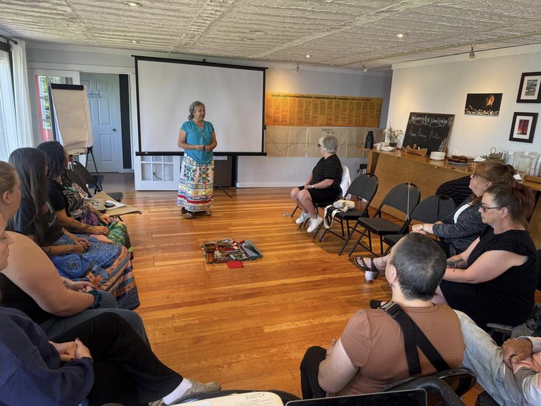 Co-facilitadoras Constance Manitowabi y Sheila Gruner comparten con mujeres anishinaabe y otras aliadas durante las capacitaciones en sensibilidad y humildad cultural.