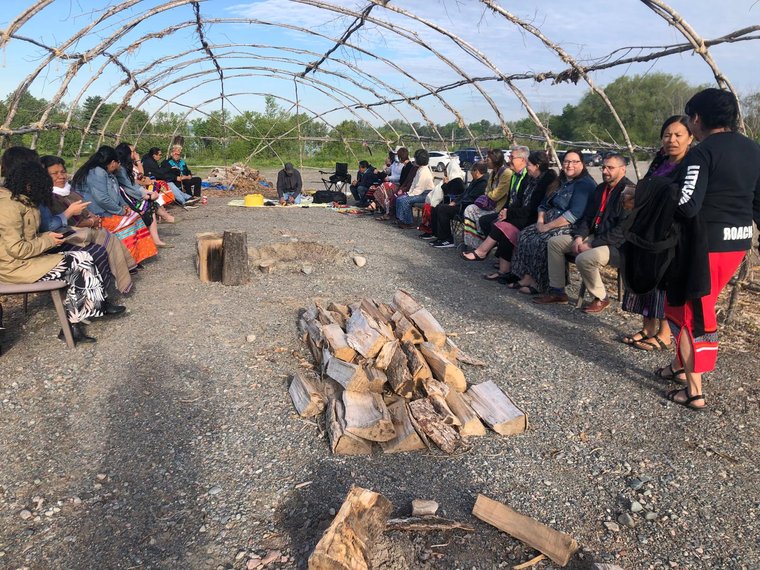 Ceremonia de bienvenida anishinaabe para la delegación colombiana, teaching lodge.