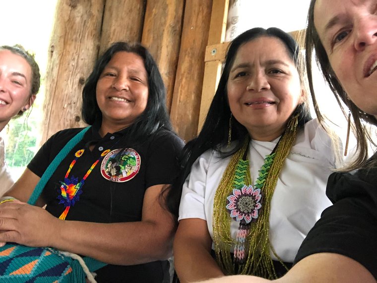 (izq. a der.) Profesora Andrea Pinheiro, Clemencia Herrera Nemerayema (IPTP), magistrada Belkis Izquierdo (JEP) y Dra. Sheila Gruner (directora IPTP).