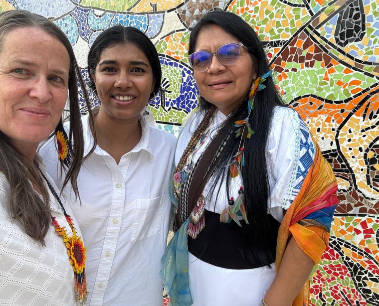 Como parte de un curso especial del programa CESD de la Universidad de Algoma, la doctora Sheila Gruner (IPTP), Sandra Kurian (estudiante CESD) y la magistrada Belkis Izquierdo (JE