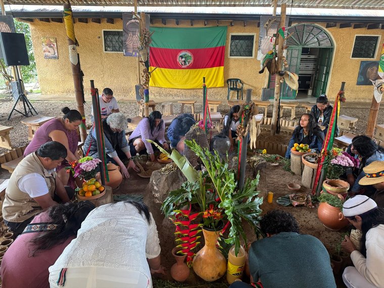 En el marco de la educación propia indígena, se lleva a cabo una sesión de retroalimentación comunitaria durante el desarrollo de la Universidad Nacional Indígena de Colombia (UNIC
