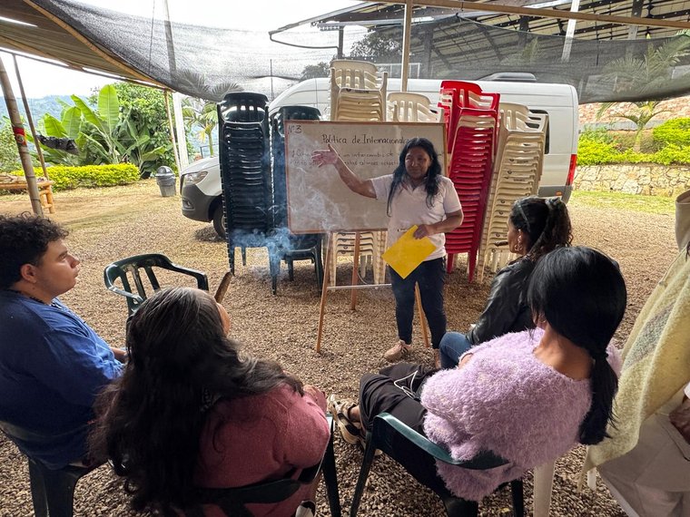 En el marco de la educación propia indígena, se lleva a cabo una sesión de retroalimentación comunitaria durante el desarrollo de la Universidad Nacional Indígena de Colombia (UNIC