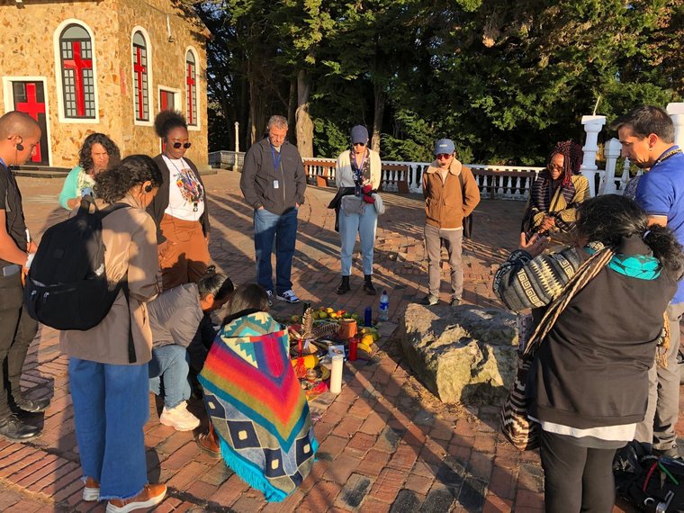 En el marco de la Diplomacia de los Pueblos, se lleva a cabo una ceremonia de bienvenida para miembros de la delegación de indígenas y negros y estudiantes.