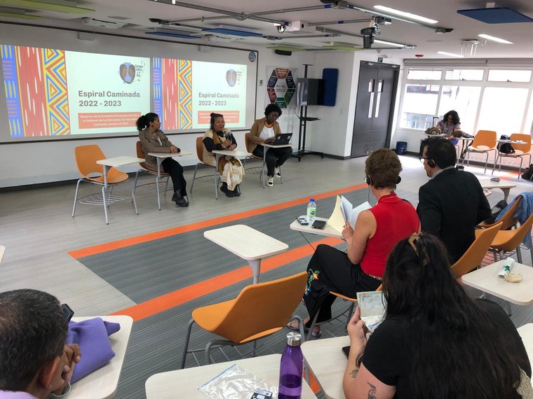 En el marco del acuerdo tripartito (UniAlgoma-UniRosario-IPTP), una delegación interétnica canadiense visita el aula de la tesis interétnica de la doctora Ángela Santamaría.