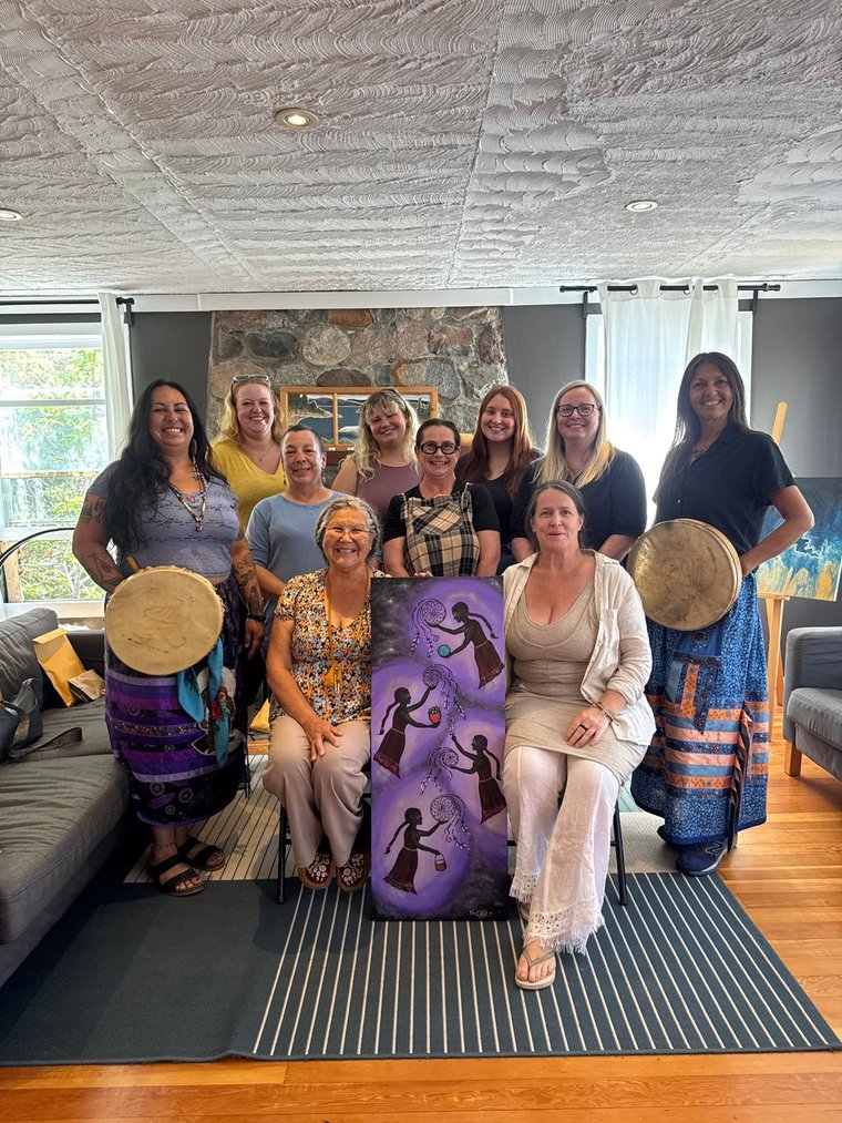 Mujeres anishinaabe, miembros del equipo IPTP y otros aliados se reúnen para trabajar en la Declaración de humildad cultural del Chadwic Home y la organización de
