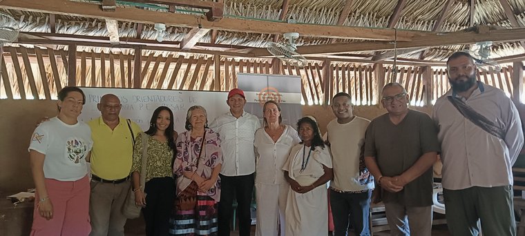 Momento histórico para la Alianza Interétnica Ambiental: se reúnen para proponer llevar a cabo dos modelos de conservación —afro e indígena— en el territorio compartido. (izq. a de