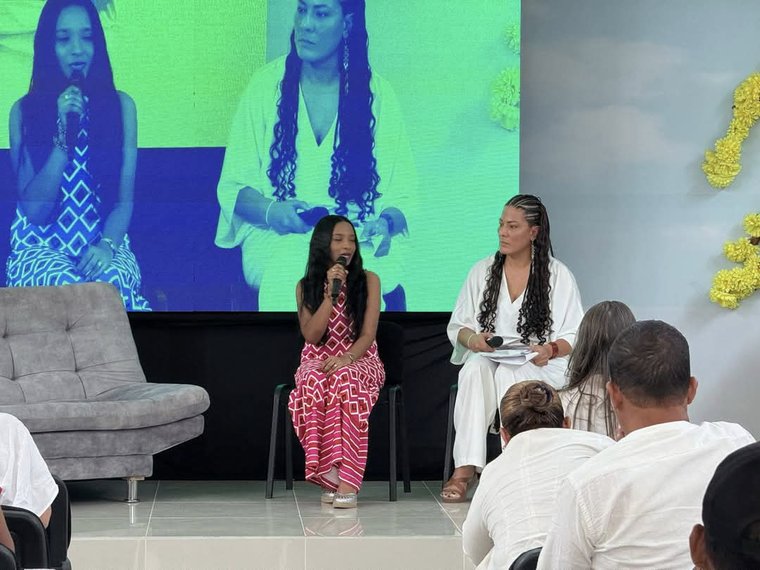 Ma. Concepción Namen (IPTP) conversa con Eliana Romero (izq) sobre la defensa del territorio, el liderazgo de las mujeres afro y la interculturalidad.