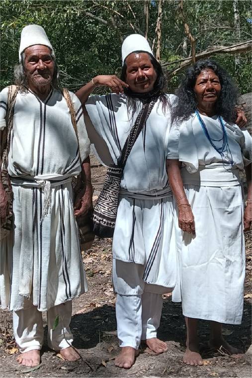 El Mamo Goyo, de la cuenca del río Los Clavos, junto a Ramón Hernández, autoridad de Jimaín, y la Mayora Doralba Zalabata.