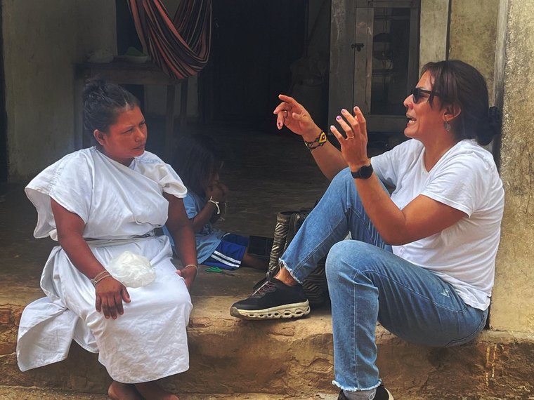 Marelvis Chaparro, lideresa territorial, gestora comunitaria de la iniciativa de economías para la vida ISAMU, conversa con la enlace territorial del IPTP, Ma. Concepción Namen.